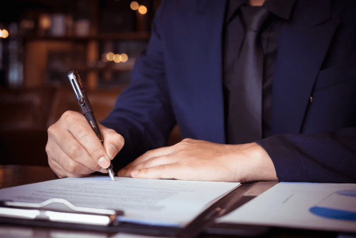 man writing sba personal guarantee